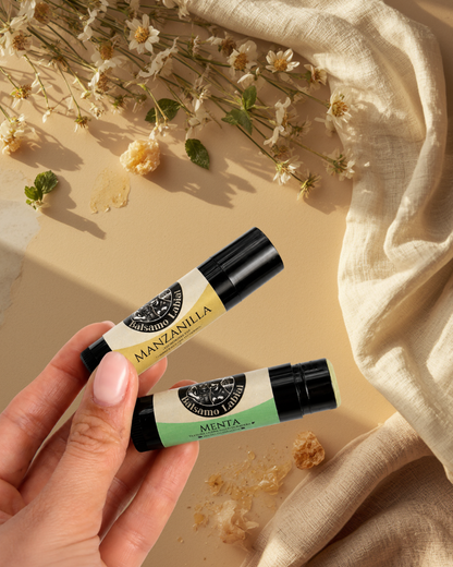 Bálsamo labial natural Black Jack Tallow aromas Manzanilla y Menta en un flatlay con flores secas y lino natural

