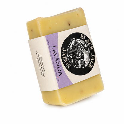 Jabón artesanal Black Jack aroma Lavanda, 85g, vista lateral mostrando la textura de la barra, hecho en Paraguay

