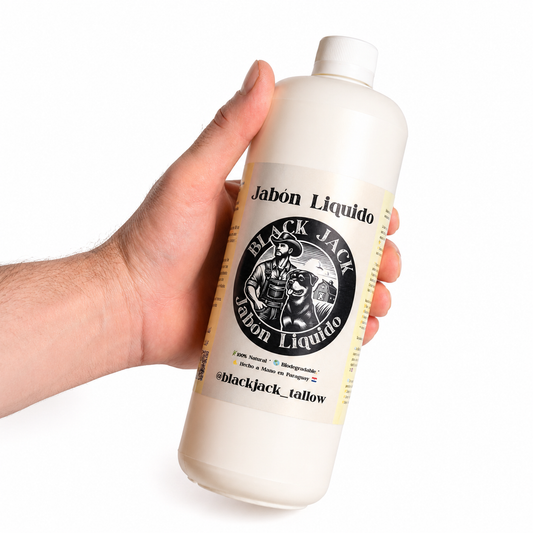 Botella de Jabón Líquido natural Black Jack para ropa, 1L, sostenida en la mano, 100% natural, biodegradable, Hecho a Mano en Paraguay

