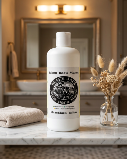 Botella de Jabón Líquido para Manos Black Jack sobre una repisa de baño de mármol, junto a una toalla y flores secas, ambiente cálido

