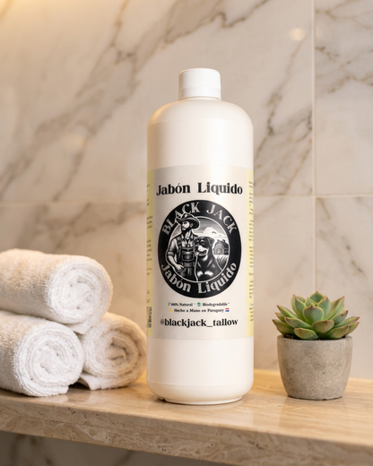 Botella de Jabón Líquido Black Jack para ropa sobre una repisa de baño de mármol, junto a toallas blancas enrolladas y una planta suculenta


