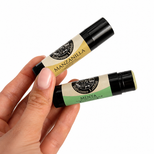 Dos tubos de bálsamo labial natural Black Jack Tallow, aromas Manzanilla y Menta, sostenidos en la mano

