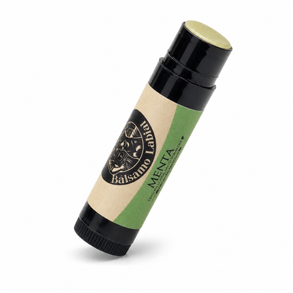 Tubo de bálsamo labial natural Black Jack Tallow aroma Menta sobre fondo blanco

