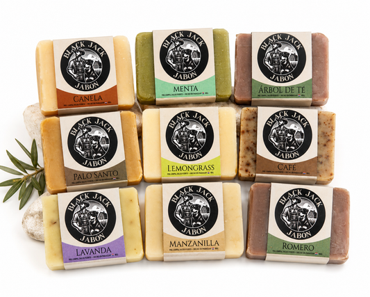 Colección completa de jabones artesanales Black Jack: Canela, Menta, Árbol de Té, Palo Santo, Lemongrass, Café, Lavanda, Manzanilla y Romero, sobre fondo blanco

