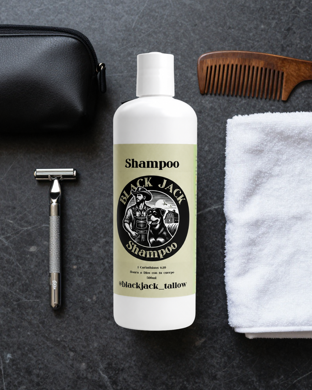 Botella de Shampoo Black Jack Tallow en un flatlay de productos de cuidado masculino sobre fondo natural
