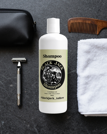 Botella de Shampoo Black Jack Tallow en un flatlay de productos de cuidado masculino sobre fondo natural